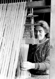 Kleine pachtboeren (crofters) in de Schotse Hooglanden vrouw achter een weefget, Bestanddeelnr 191-0718