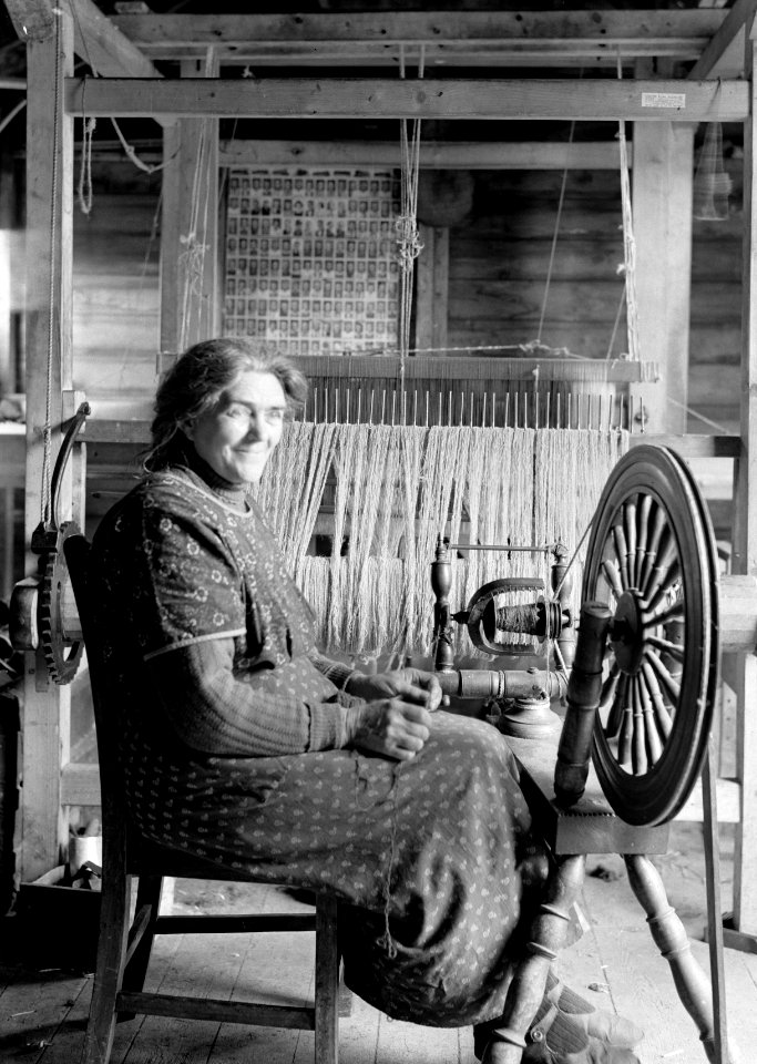 Kleine pachtboeren (crofters) in de Schotse Hooglanden vrouw achter een spinnew, Bestanddeelnr 191-0720