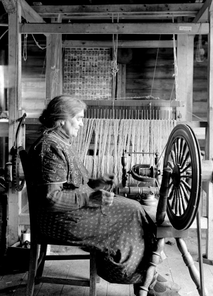 Kleine pachtboeren (crofters) in de Schotse Hooglanden vrouw achter een spinnew, Bestanddeelnr 191-0716