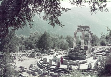 Kleurenfoto (enigszins verbleekt) van een tempelcomplex te Delphi, Bestanddeelnr 254-6557