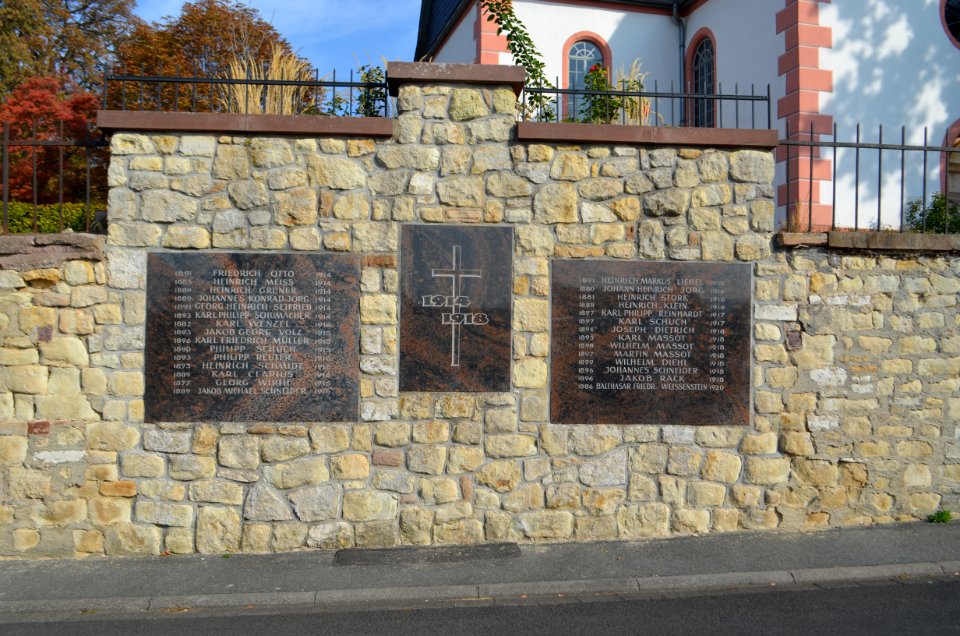 Klein-Karben, Kriegerdenkmal an der evangelischen Kirche