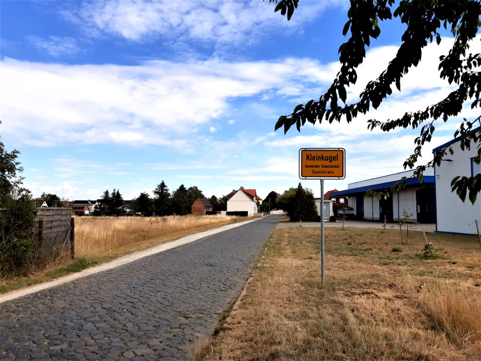 Kleinkugel Ortseingang von Kanena