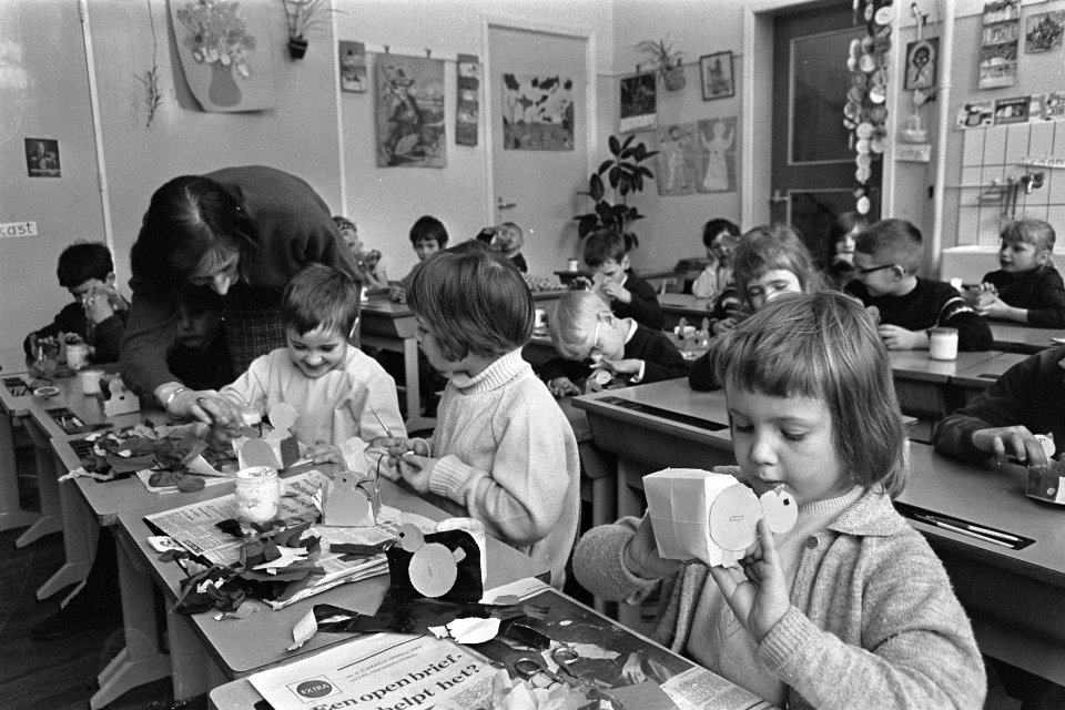 Kleuterklas van de Elisabeth Wolffschool druk in de weer voor pasen, Bestanddeelnr 920-1784