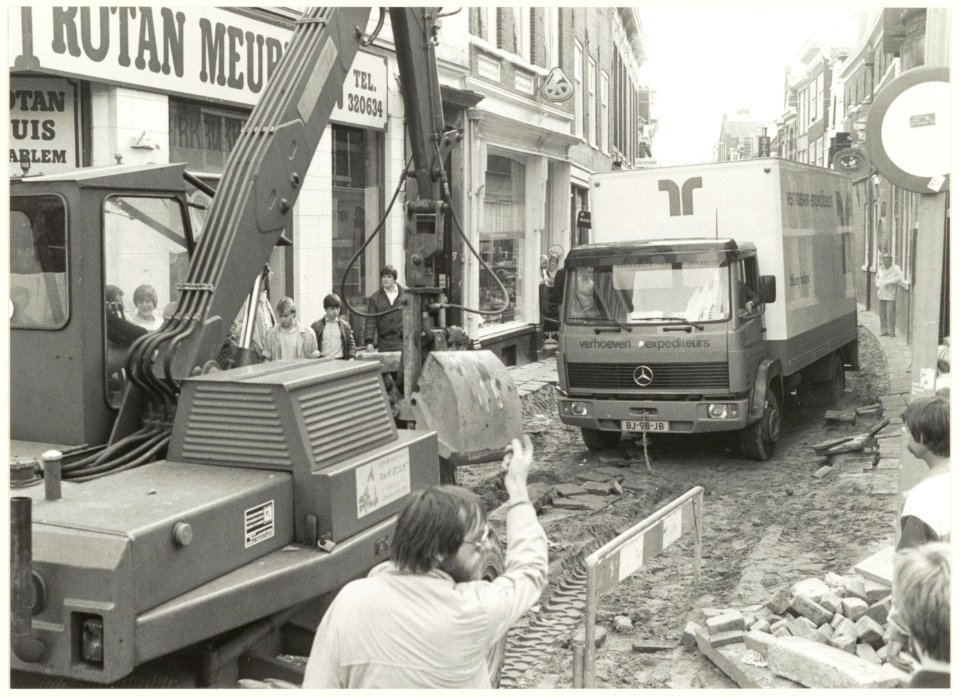 Kleine Houtstraat tijdens werkzaamheden, nabij de Gedempte Oude Gracht, ziende naar het zuiden. NL-HlmNHA 54021068