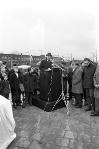 Kleinkinderen onthulden beeld van grootvader dr. F. M. Wibaut aan de Wibautstraa, Bestanddeelnr 920-1712