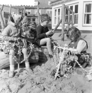 Kleuterscholen druk bezig met het maken van Palmpasen, Bestanddeelnr 911-1565