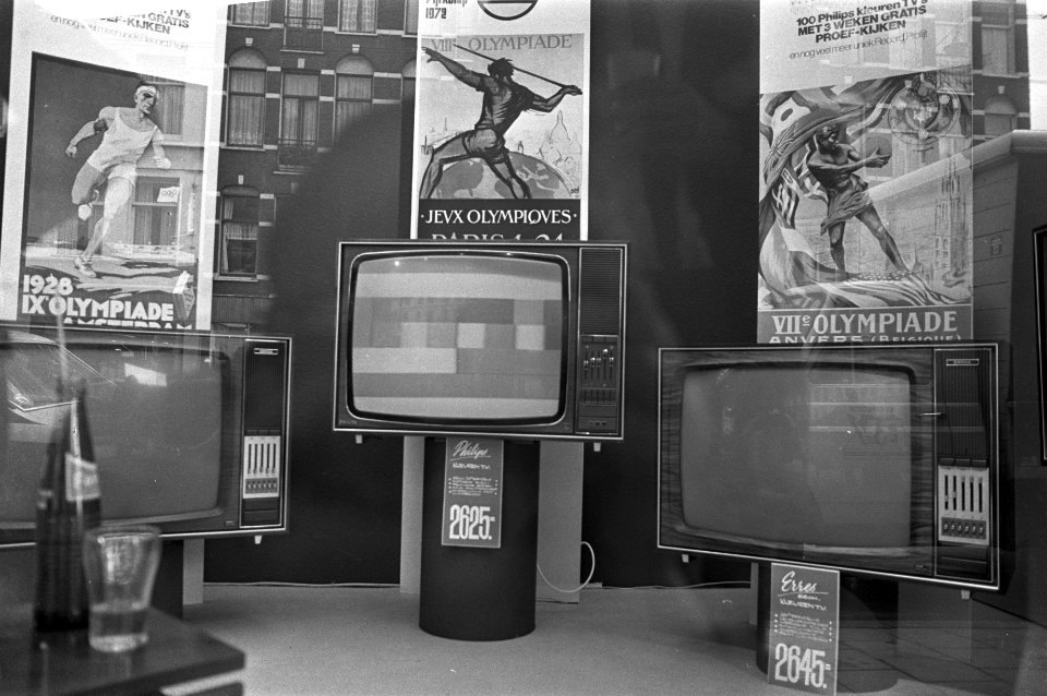 Kleuren TV-toestellen in etalage, Bestanddeelnr 925-7869