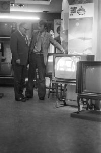 Kleuren TV-toestellen in etalage, Bestanddeelnr 925-7867