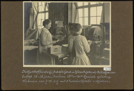 Kistjesstoffeerderij (goud- en zilverdiepdrukselpersen) Leeftijd 15-18 jaar We…, Bestanddeelnr 256-1328