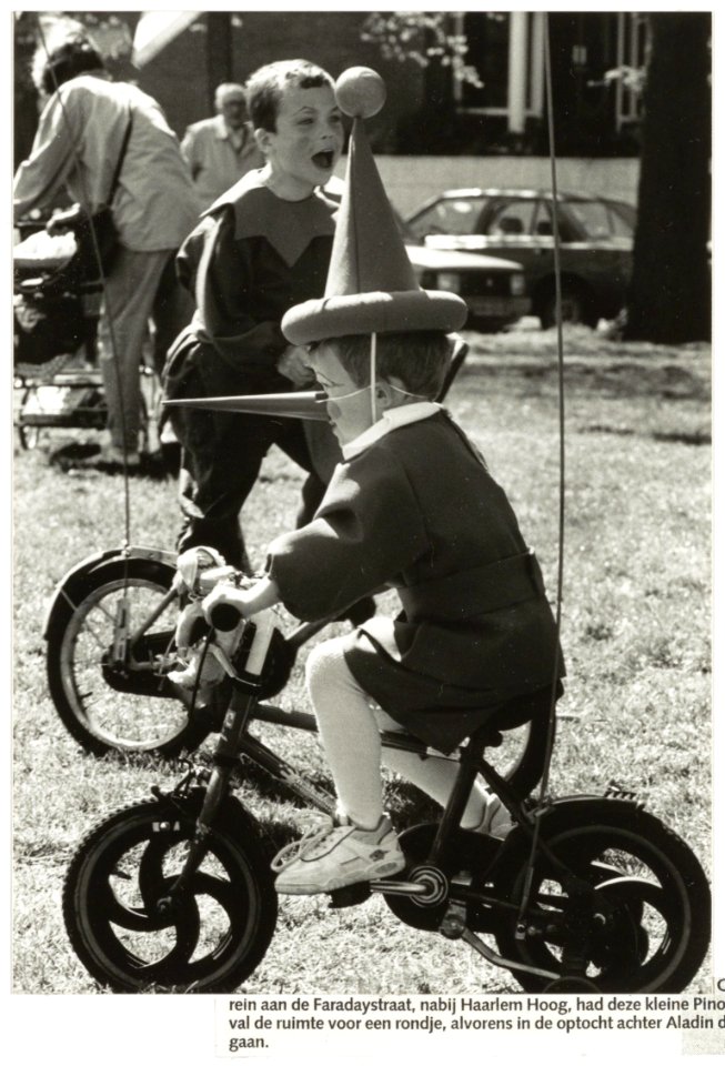 Kleine Pinoccio op het feestterrein aan de Faradaystraat, op Koninginnedag 1994, NL-HlmNHA 54035165