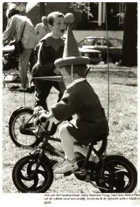 Kleine Pinoccio op het feestterrein aan de Faradaystraat, op Koninginnedag 1994, NL-HlmNHA 54035165