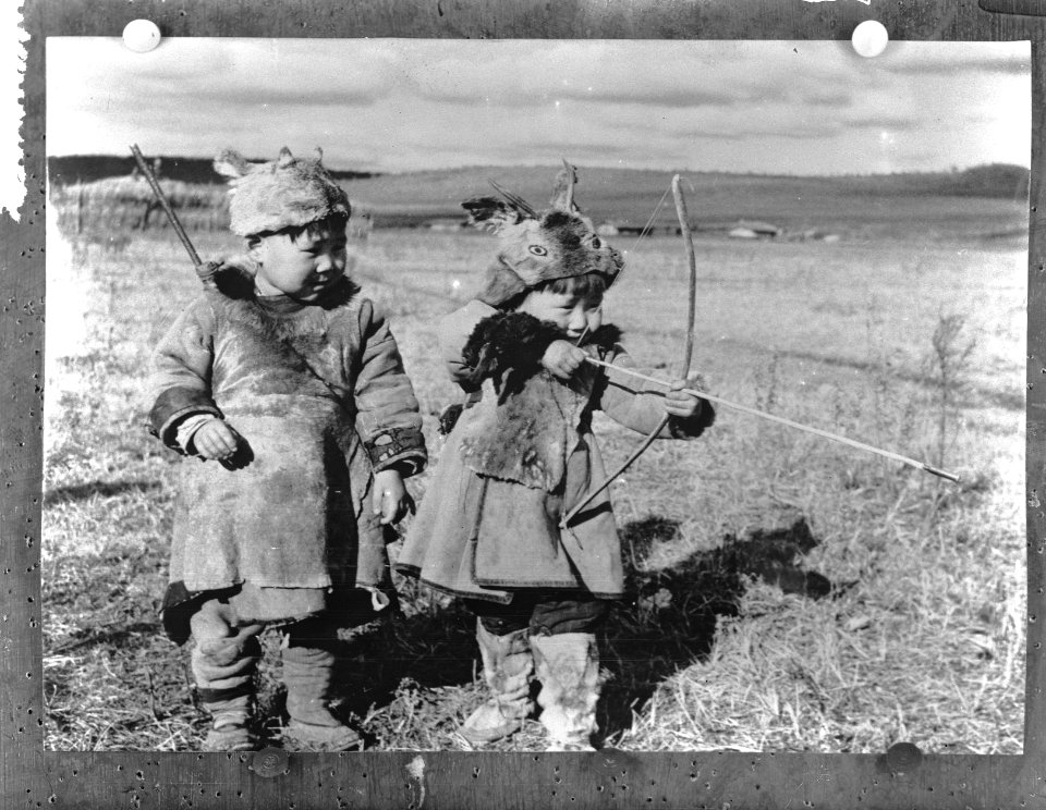 Kleine jagers van Olunchunstum in Binnen Mongolie Groep van 2000 mensen, Bestanddeelnr 908-4415