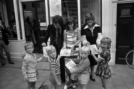 Kleuterboekje Vies gepresenteerd door vlnr Jos Brink, Monica Penders en El, Bestanddeelnr 926-6493