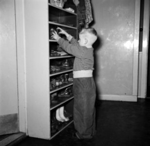 Kleuter bij een kast vol schoenen, Bestanddeelnr 252-9100