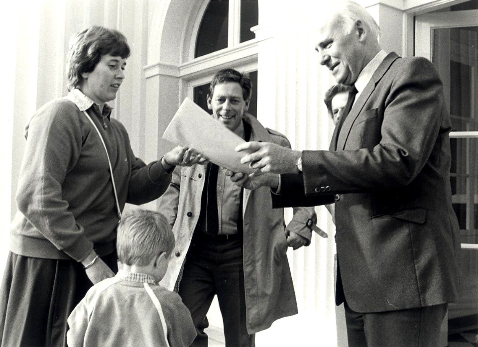 Kleuters houden actie voor Kleuterspeelzaal in Vogelenzang bij het raadhuis van Bloemendaal, oktober 1984. Geschonken in 1986 door United Photos de Boer bv. Identificatienummer 54-015740