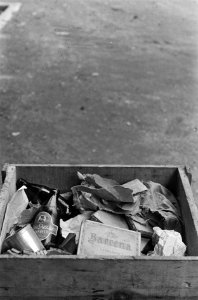 Kist met snippers papier, bierflessen (merk Tamo Shanter), doos Barrena sigaren, Bestanddeelnr 6245