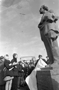 Kleinkinderen onthulden beeld van grootvader dr. F. M. Wibaut aan de Wibautstraa, Bestanddeelnr 920-1710