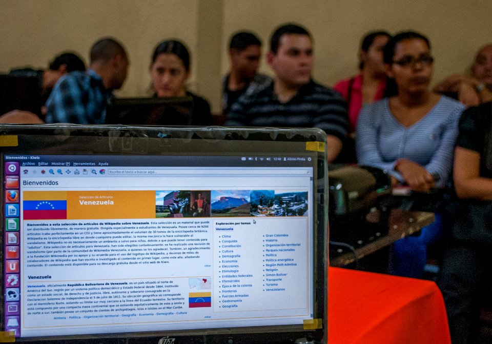 Kiwix and Encyclopedia of Venezuela in FLISOL 2013