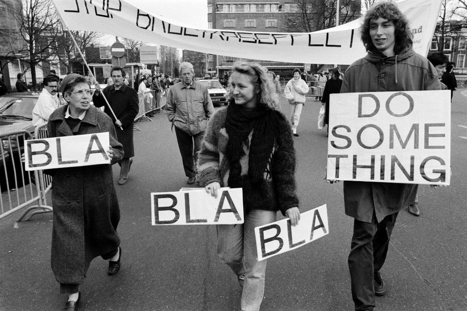 Kleine demonstratie bij de ingang van het Vredespaleis, Bestanddeelnr 934-4195