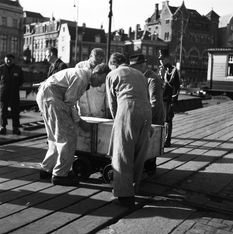Kisten worden op lorries gezet bij de de kade van de Oude Turfmarkt te Amsterdam, Bestanddeelnr 900-8698