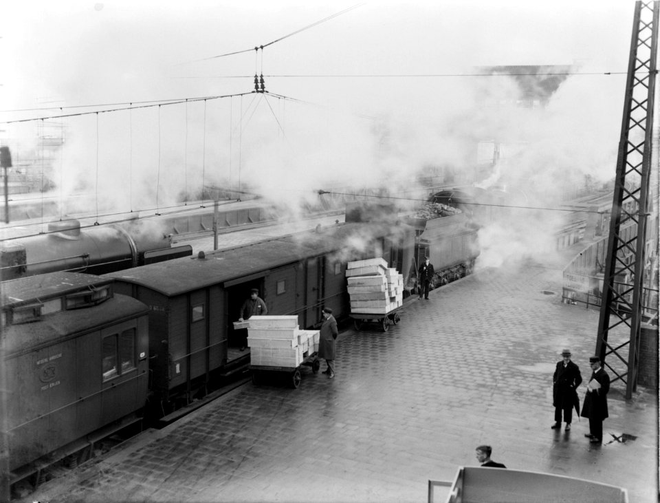 Kisten met bloemen op het perron van het Centraal Station in Amsterdam, Bestanddeelnr 189-0182