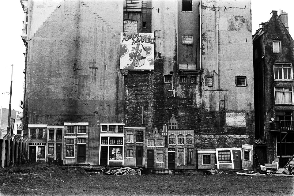 Kleine geveltjes tegen lelijke blinde muur (AmstelstraatPaardenstraat) te Amste, Bestanddeelnr 930-6758