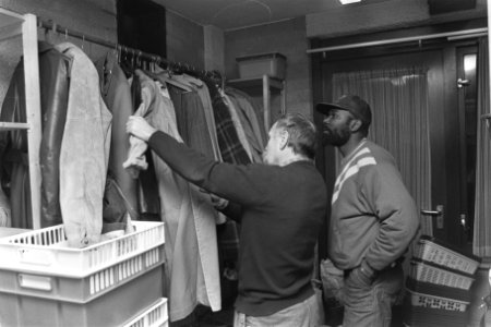 Kleren ingezameld voor daklozen in opvanghuis De Veste Amsterdam, Bestanddeelnr 933-8624