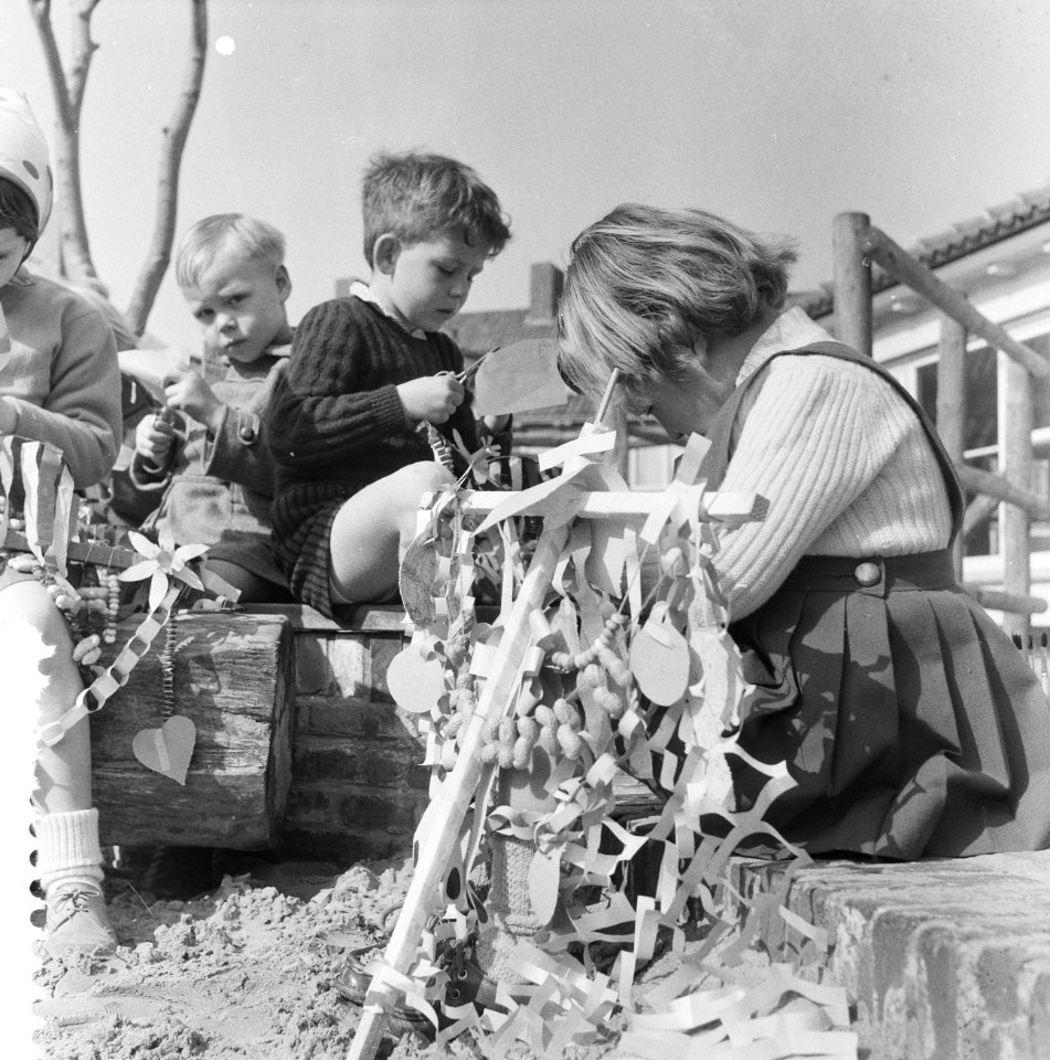 Kleuterscholen druk bezig met het maken van Palmpasen, Bestanddeelnr 911-1566