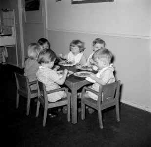Kleuters zitten aan tafeltjes te eten, Bestanddeelnr 252-9092