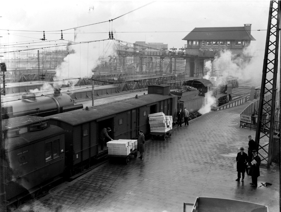 Kisten met bloemen op het perron van het Centraal Station in Amsterdam, Bestanddeelnr 189-0183