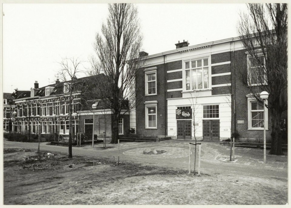 Kleuterschool De Peppels en de Lorentzschool aan het Leidseplein 33, ziende naar het noorden. NL-HlmNHA 54010418