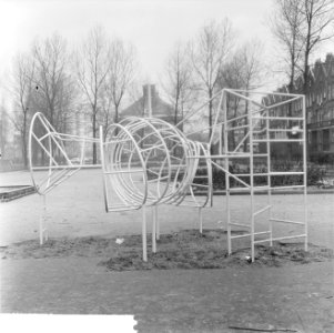 Klimkunstwerk op speelplaats Oudedijk te Rotterdam van Voorburgse beeldhouwer Ro, Bestanddeelnr 915-8737
