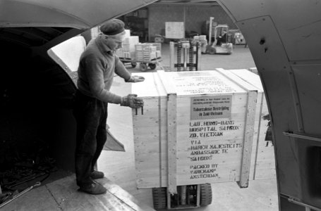 Kist met tien microscopen op Schiphol ingeladen voor Vietnam, Bestanddeelnr 918-8261