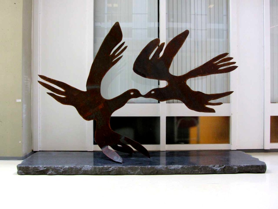 Kissing birds door Menashe Kadishman