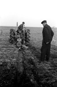 Klaas Eelman (l.), winnaar Nationale Ploegwedstrijden, tijdens het ploegen, Bestanddeelnr 918-3660