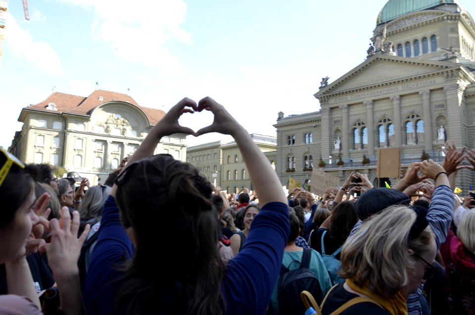 Klimademo Bern Herz-Zeichen