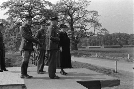 Kkoningin Wilhelmina op bezoek bij de Prinses Irene Brigade in het militaire ka…, Bestanddeelnr 934-9551