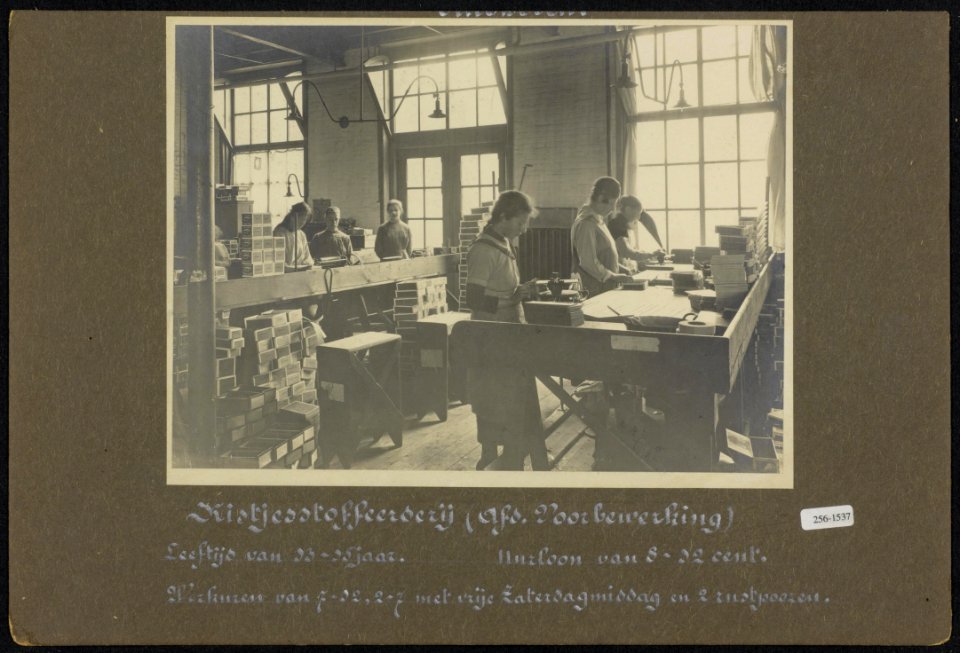 Kistjesstoffeerderij Afdeling voorbewerking hier zijn werkzaam meisjes tussen 1, Bestanddeelnr 256-1537