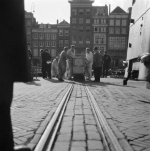 Kisten worden op lorries en smalspoor het gebouw van de Nederlandsche Bank aan d, Bestanddeelnr 900-8702
