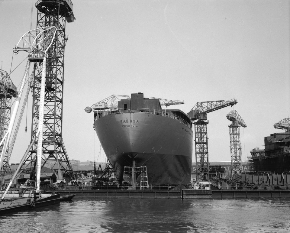 Klaar voor de tewaterlating, turbineschip Raguso te Amsterdam, Bestanddeelnr 909-6122