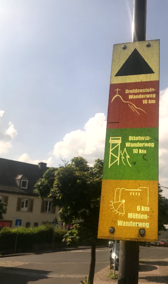 Kirchen Wanderbeschildung mit km-Angaben