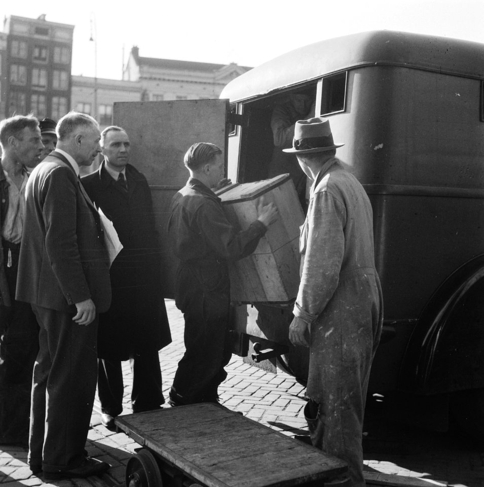 Kisten worden uit een vrachtwagen geladen bij Nederlandsche Bank aan de Oude Tur, Bestanddeelnr 900-8703