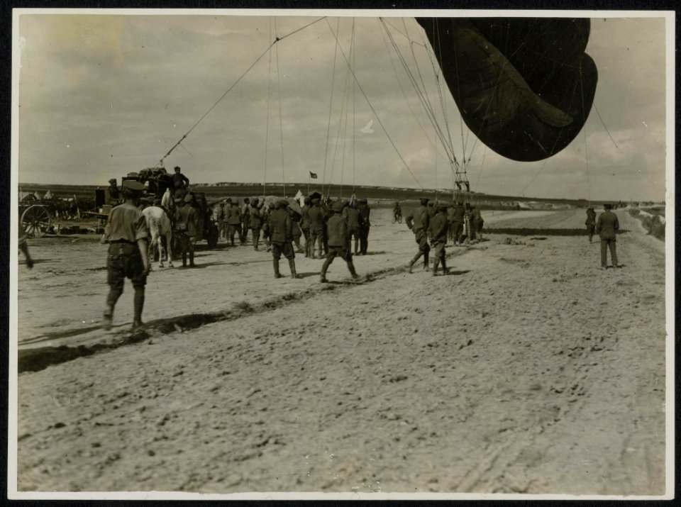 Kite balloon about to ascend 10716, Bestanddeelnr 158-0193