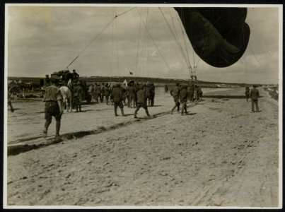 Kite balloon about to ascend 10716, Bestanddeelnr 158-0193