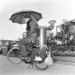 Klaar voor de vakantie, met tent, slaapzak, kachel en eierkolen, Bestanddeelnr 918-0055