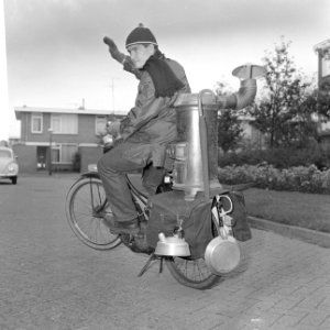 Klaar voor de vakantie, kamperen is nu geen pretje, met laarzen en kachel in de , Bestanddeelnr 918-0057