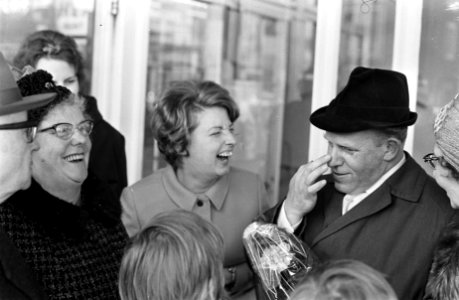 KLM-employe terug uit Moskou, vreugde bij de familie van heer Donker (rechts) bi, Bestanddeelnr 920-2844