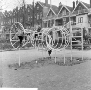 Klimkunstwerk op speelplaats Oudedijk te Rotterdam van Voorburgse beeldhouwer Ro, Bestanddeelnr 915-8739