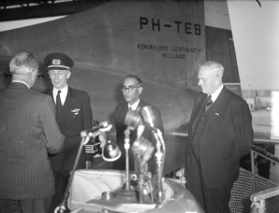 KLM-decoraties door Minister Spitzen op Schiphol, overzicht, Bestanddeelnr 903-6442