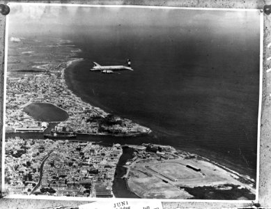 KLM-vliegtuig boven Willemstad, Bestanddeelnr 901-8994
